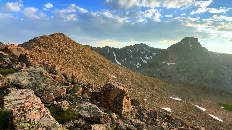 Mount of the Holy Cross 14er Rocky Mountain Sawatch Range Peak Colorado Alpine, vista del paesaggio di Notch Mountain Shelter Halo Ridge sullo sfondo, lasciato in estate all'ora d'oro del tramonto