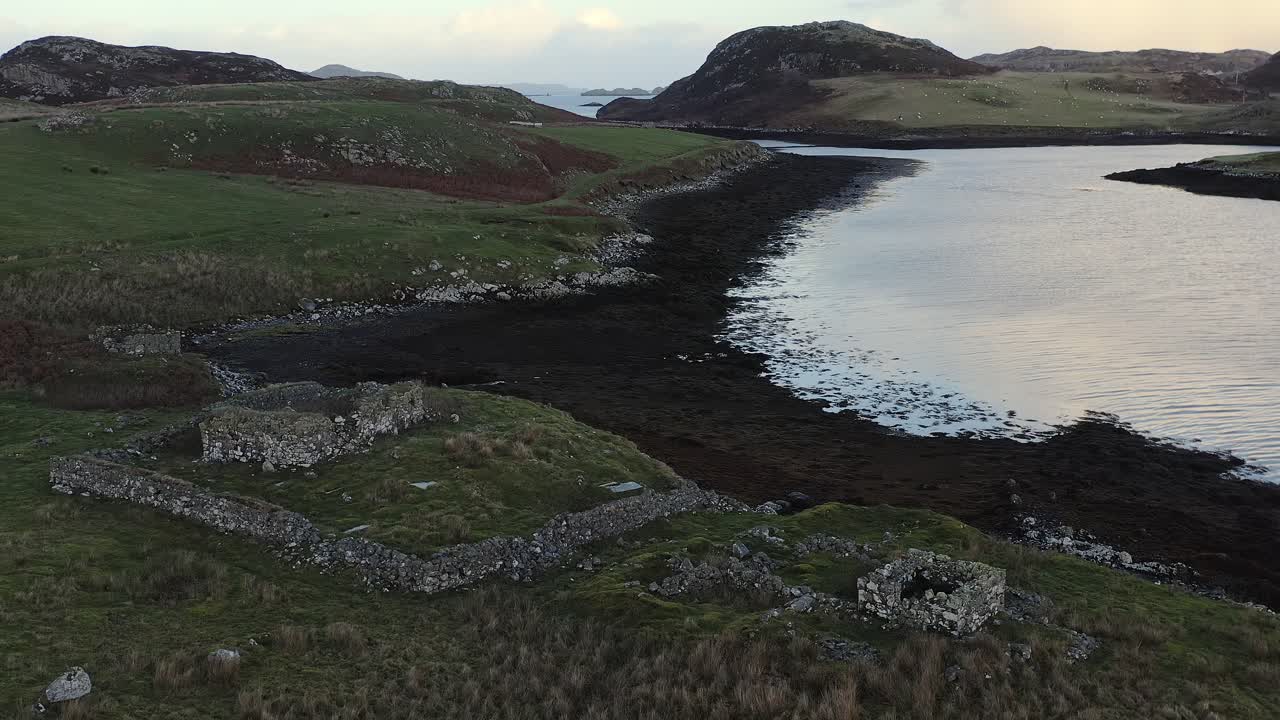Plan statique d’un drone montrant le monastère et l’église en ruine d’Eilean Chaluim Chille