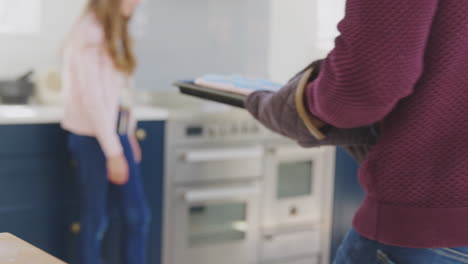 padre con hija adolescente poniendo cupcakes caseros en el horno para hornear