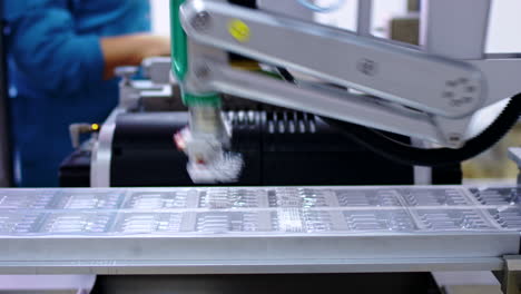 línea de producción automatizada, industria farmacéutica, trabajo con brazo robótico