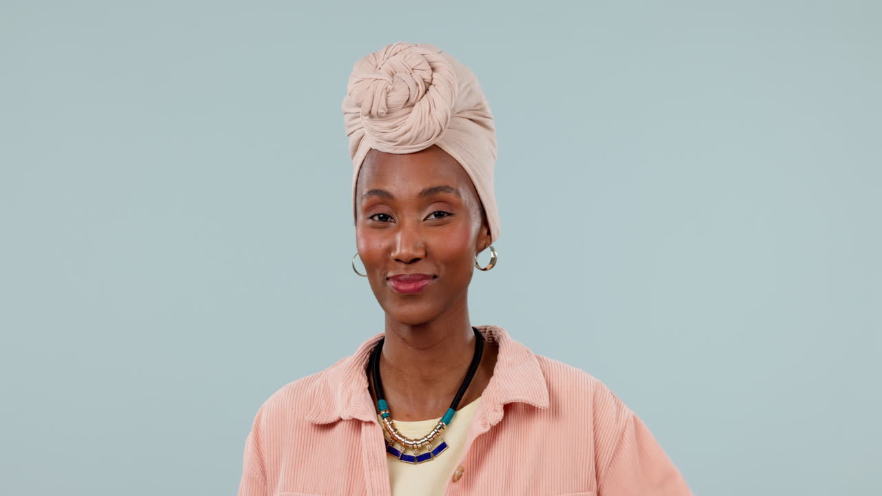 cara, guiño y mujer negra con el signo perfecto