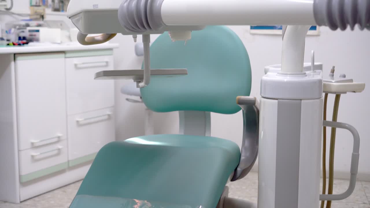 vista verso l'alto di una vera clinica dentale vuota con la sedia del dentista pronta a vedere i pazienti