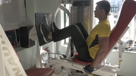 Man-working-out-on-leg-press-machine