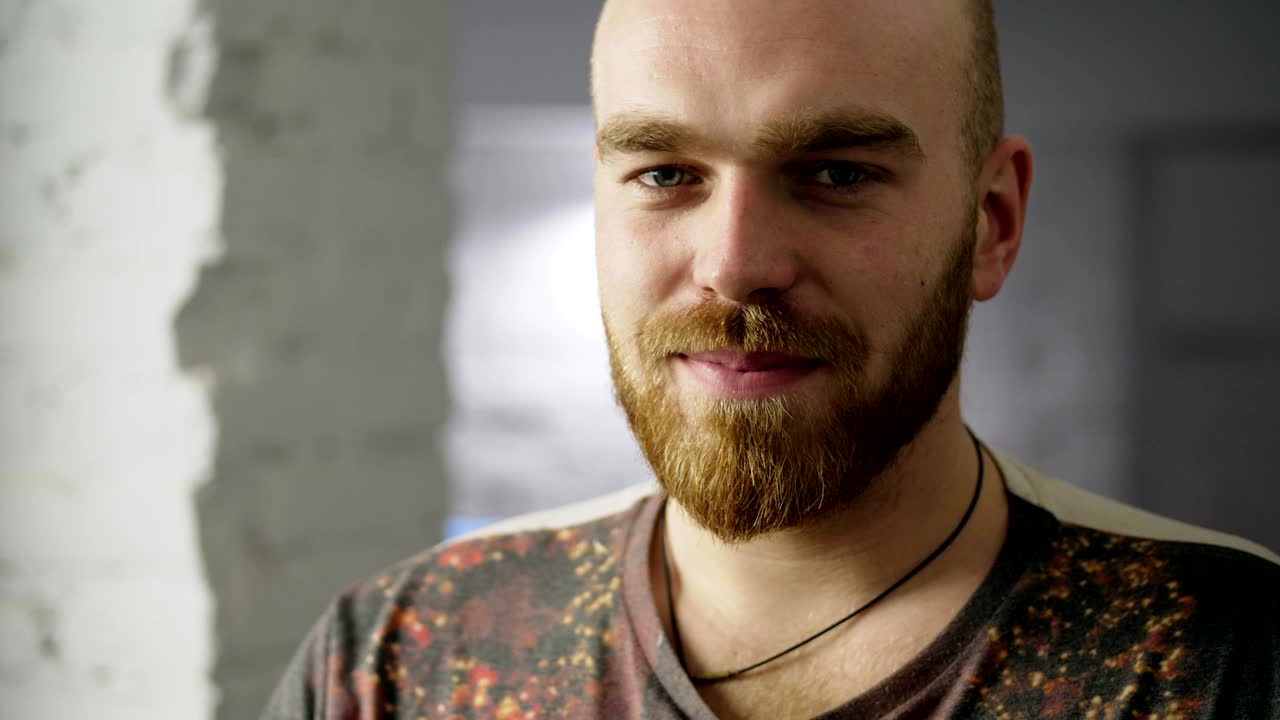 잘생긴 행복한 웃는 수염이 있는 남자의 초상화