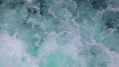 Agua-Del-Río-De-Montaña-Con-Primer-Plano-En-Cámara-Lenta