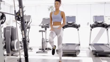 Sporty-model-training-in-gym