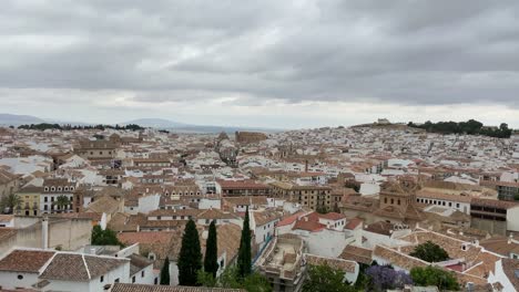 Vistas-Aéreas-De-Lapso-De-Tiempo-Con-Drones-Sobre-La-Ciudad-Monumental-Del-Sur-De-Andalucía-En-Antequera,-Málaga,-Vistas-De-Su-Castillo-Y-Zona-Monumental-De-Dicha-Ciudad-Patrimonio-De-La-Humanidad