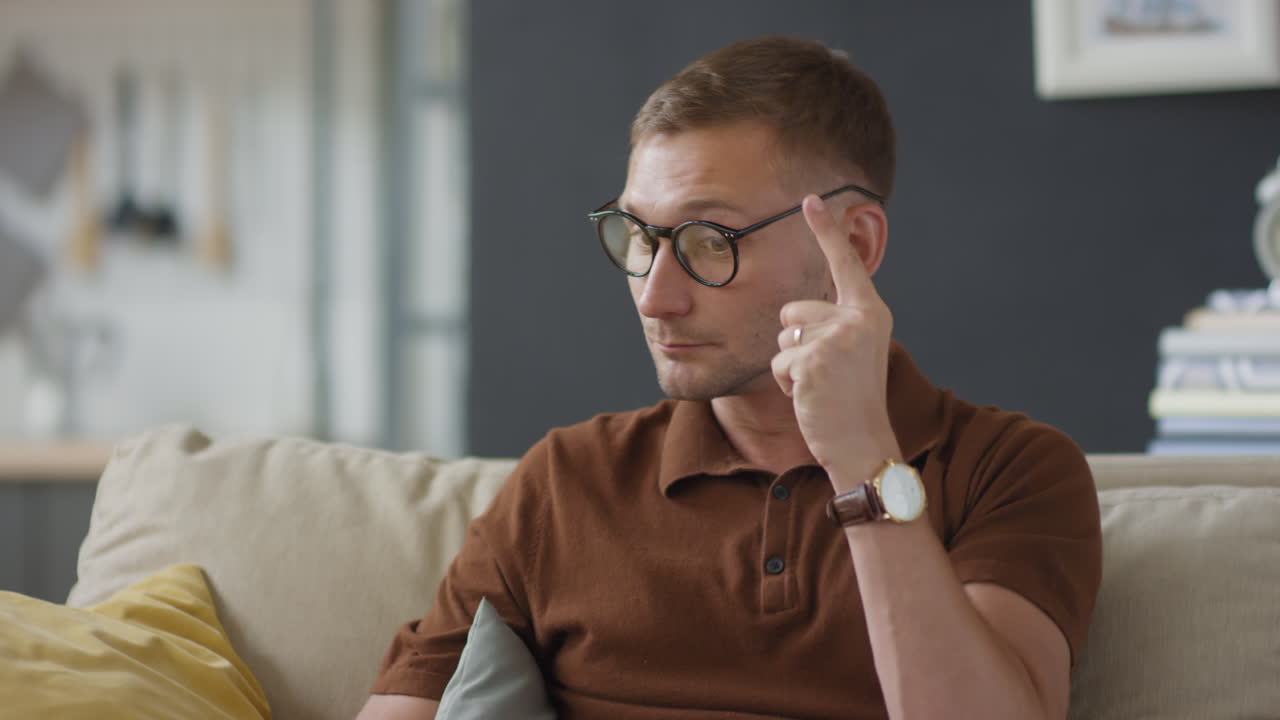 hombre sentado en un sofá
