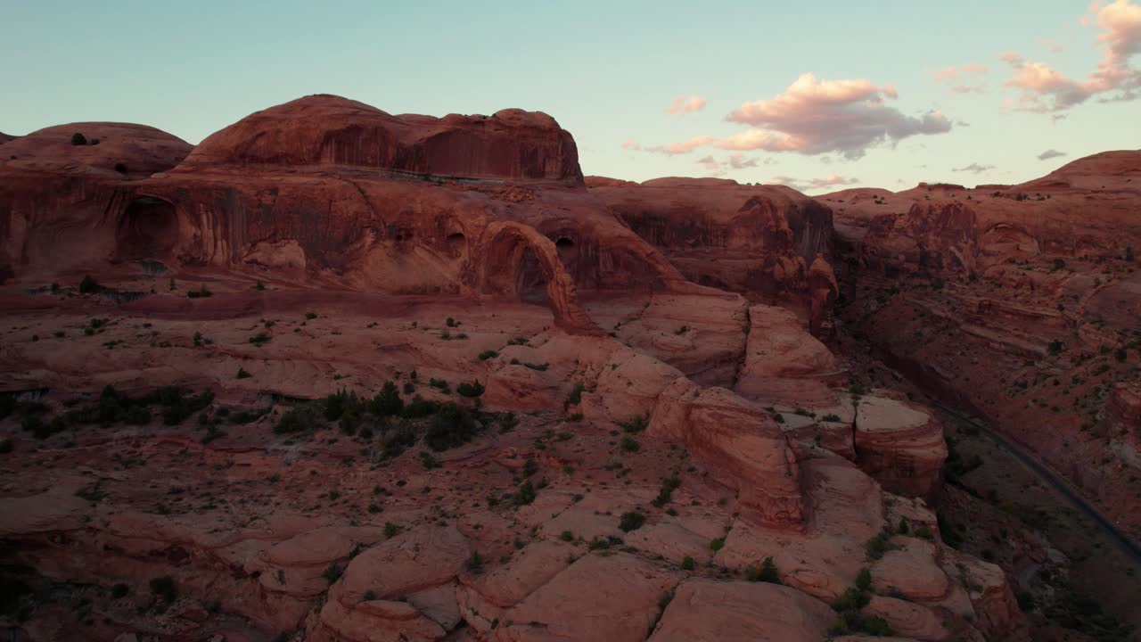 panning drone toma del arco de la corona en moab, utah en el otoño al atardecer