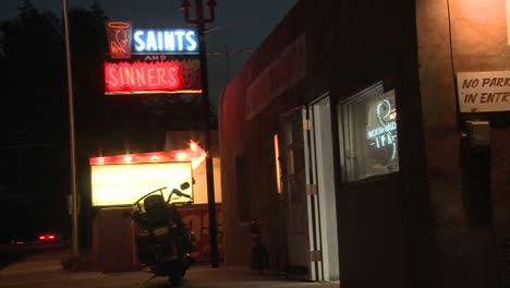 la noche de bar y salón de santos y pecadores