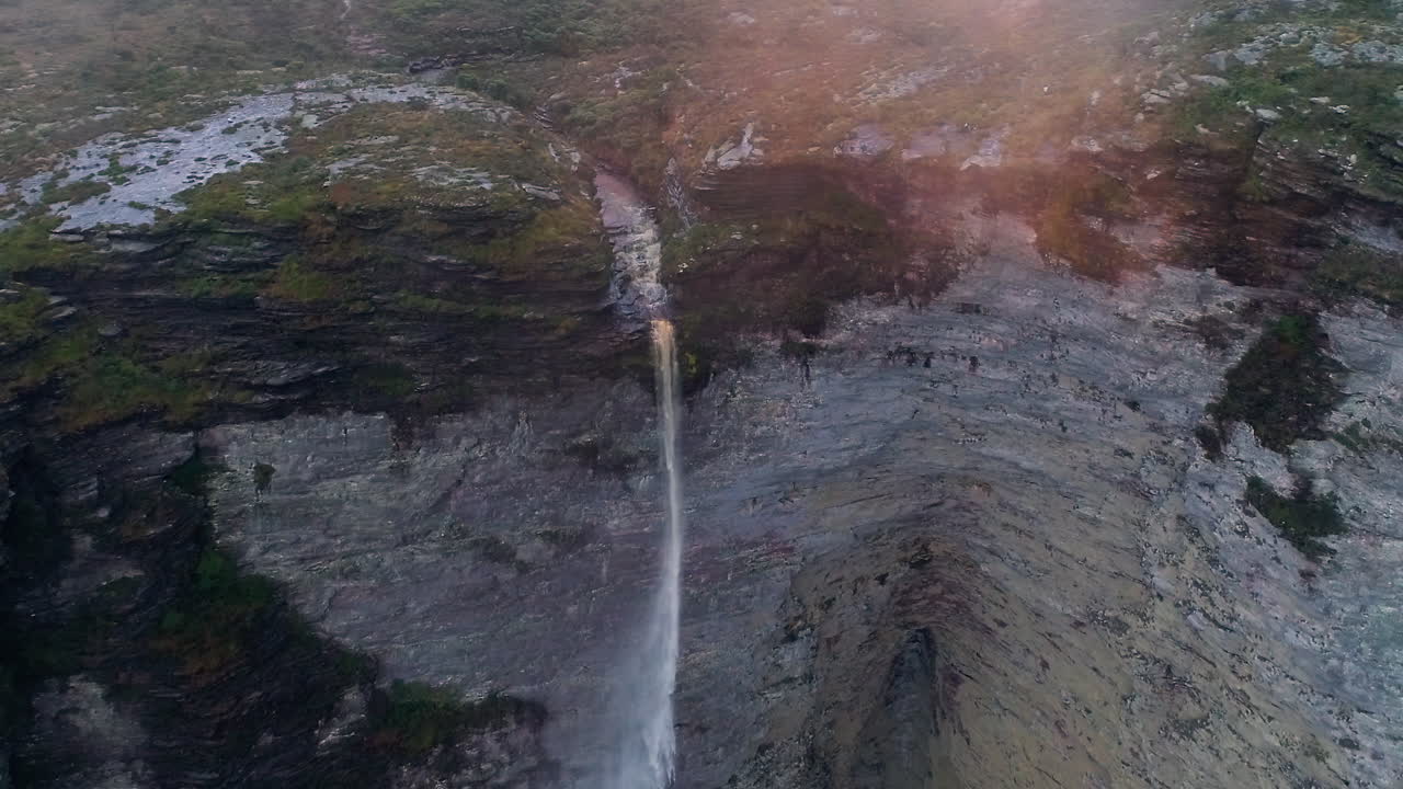 vista aérea de la parte superior de la cachoeira da fumaça, chapada diamantina, bahía, brasil