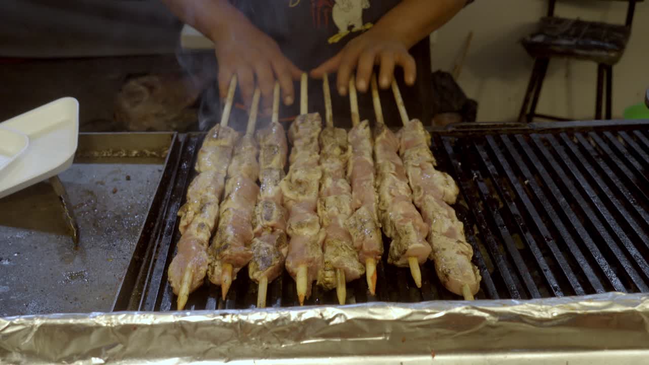 Spiedini barbecue in cottura presso uno stand gastronomico del festival di Cholula, Puebla.
