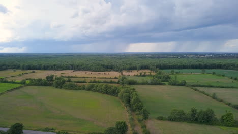 vuelo aéreo sobre un paisaje pintoresco con lluvia cayendo en la distancia