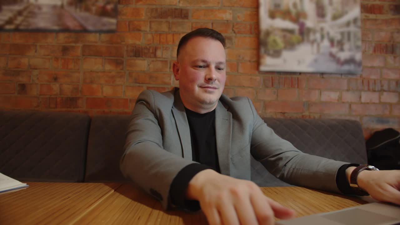 남자는 노트북으로 책을 교환했습니다. 소셜 네트워크에 대한 의존성