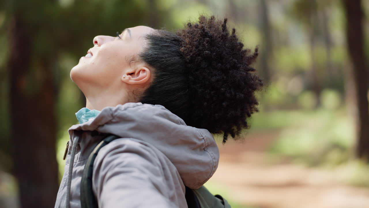 Caminhada, viagem e floresta de mulher negra