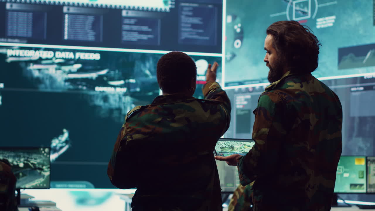 el equipo de capitanes militares monitoreando el mapa del mundo a través de imágenes de cctv por satélite,