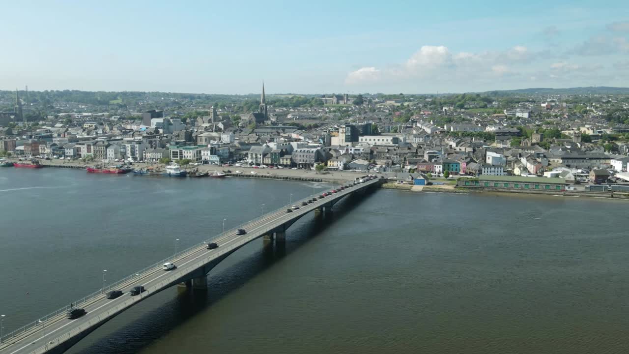 Timelapse del traffico in transito sul ponte di Wexford che attraversa il fiume Slaney, in una giornata di sole in Irlanda