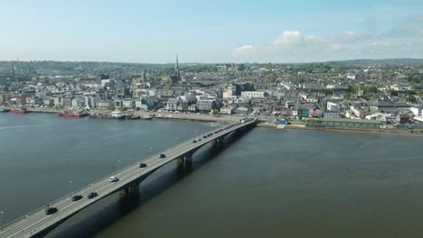 Lapso-De-Tiempo-Del-Tráfico-Conduciendo-En-El-Puente-Wexford-Que-Cruza-El-Río-Slaney-En-Un-Día-Soleado-En-Irlanda