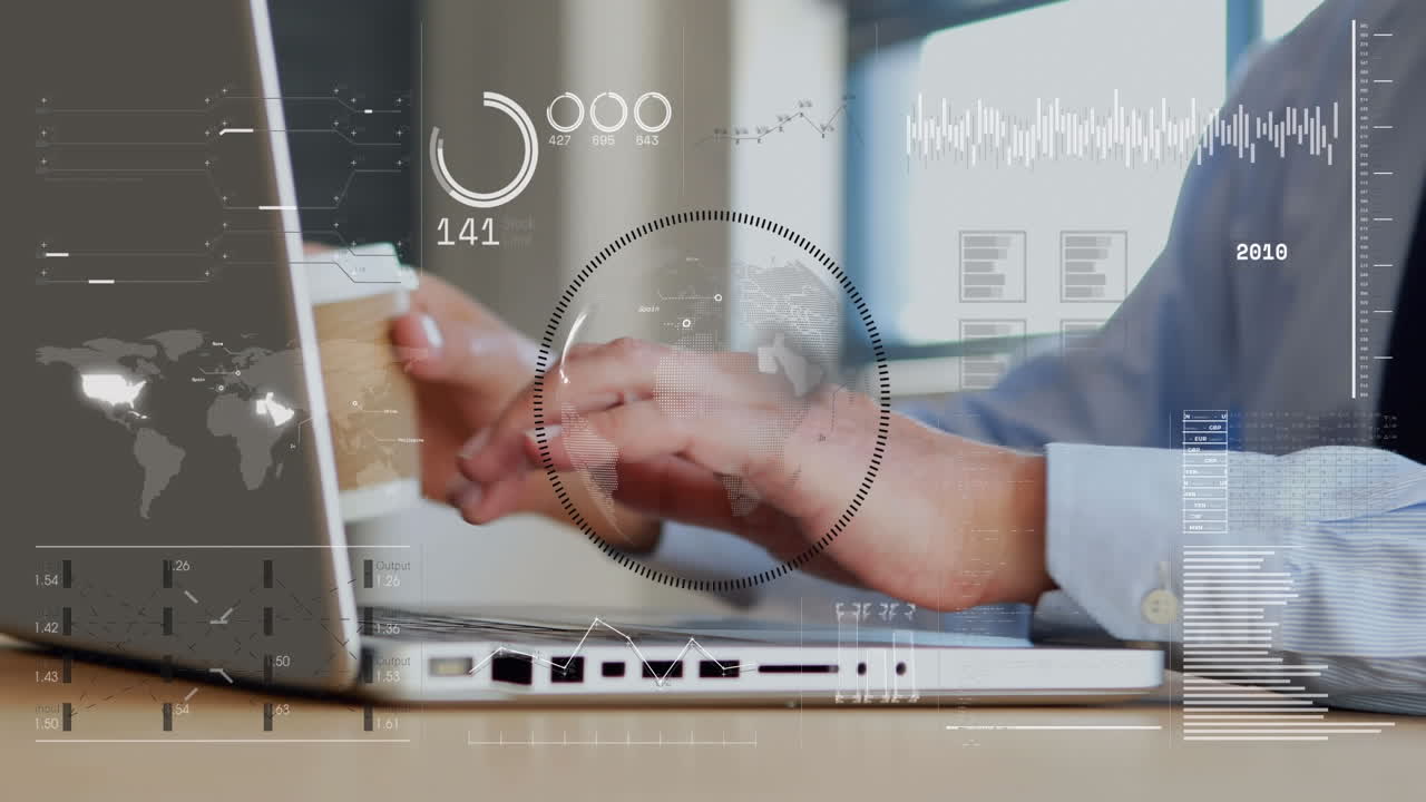 animación del procesamiento de datos sobre un hombre caucásico usando una computadora portátil