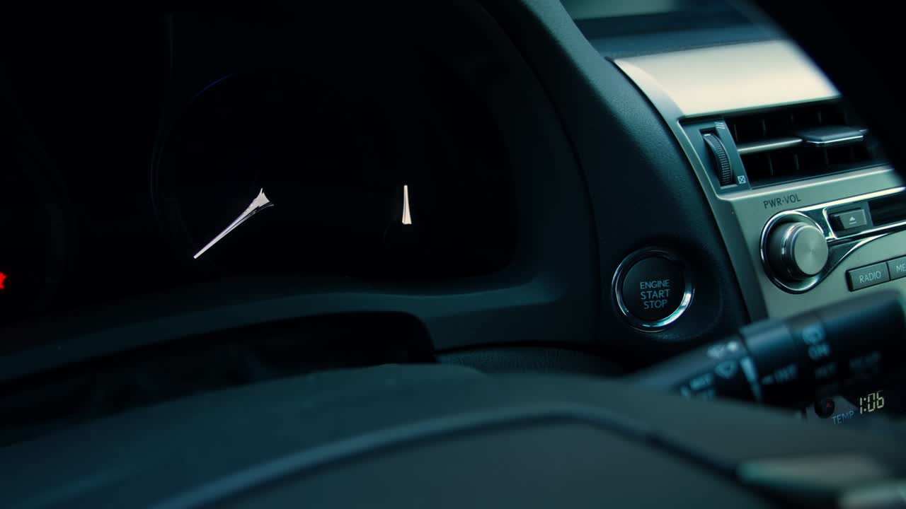 el dedo presiona el botón para arrancar el motor del coche