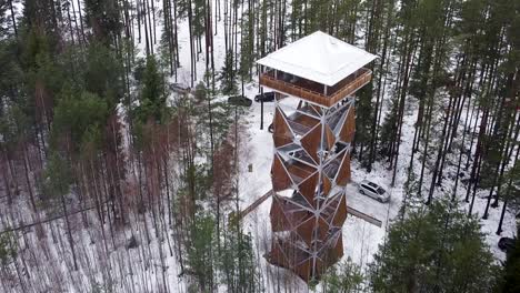 Acercándose-A-La-Vista-Aérea-De-Drones-De-Una-Torre-De-Observación-En-Un-Pantano-Durante-El-Invierno