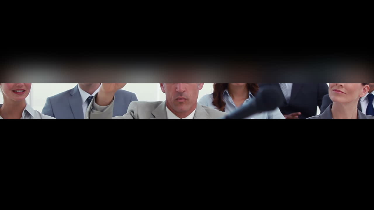 진지한 사업가들이 주의 깊게 일하고 있습니다.