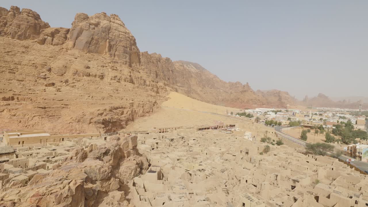 사우디 아라비아의 관광 지역인 알 우라 (al ula) 의 오래된 도시 진 오두막 집의 공중 사진