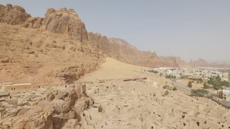 vista aérea de las cabañas de barro de la ciudad vieja en la zona turística de al ula, arabia saudita