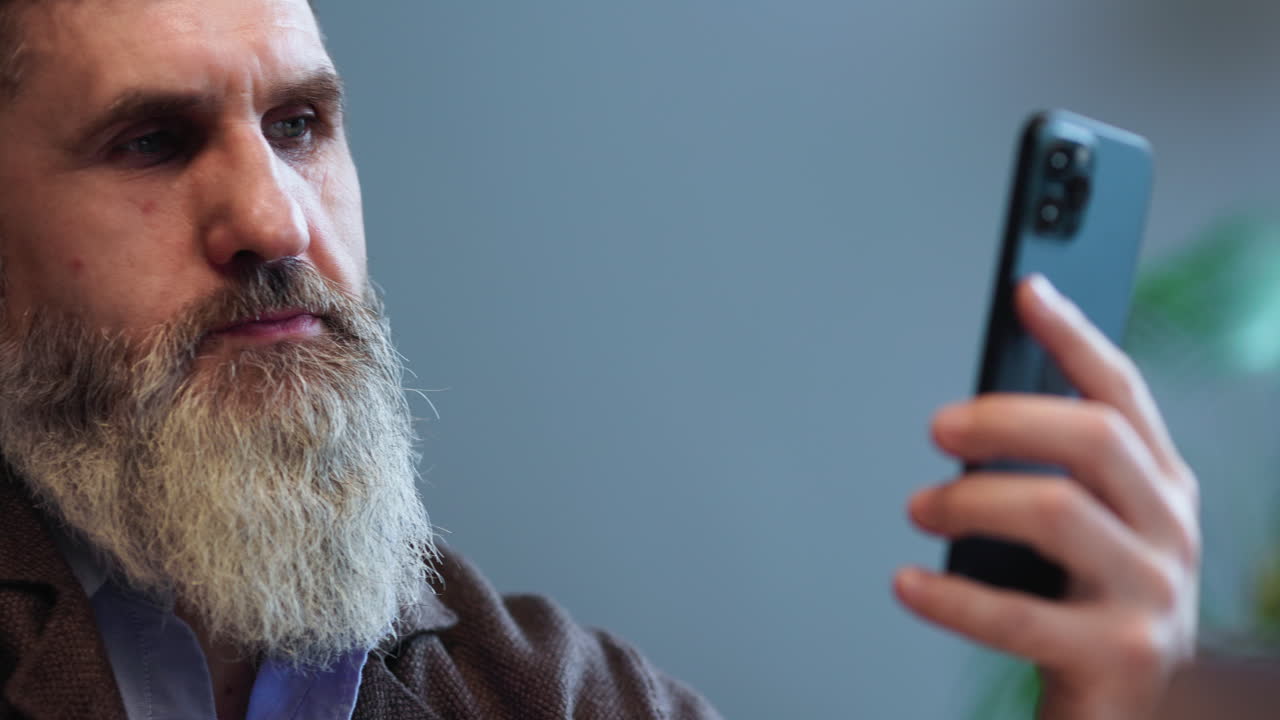 사무실에 있는 백인 남자