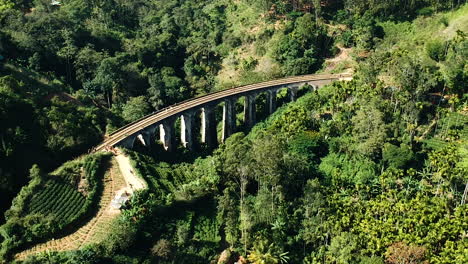 antena del famoso puente de nueve arcos en ella, sri lanka con tren azul