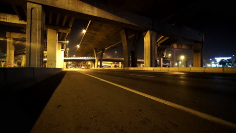una toma nocturna de estelas de luz de vehículos en rápido movimiento en la concurrida autopista