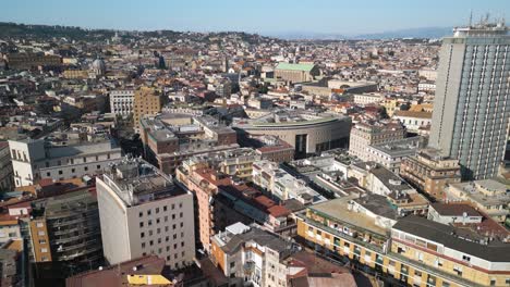 Centro-De-Nápoles,-Italia-En-Un-Día-Típico---Vista-Aérea-De-Drones