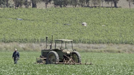 Ein-Traktor-Pickup-Truck-Farmer-Bohnenfeld-Und-Weinberg-In-Der-Reichen-Agrarlandschaft-Des-Lompoc-Valley-Kalifornien