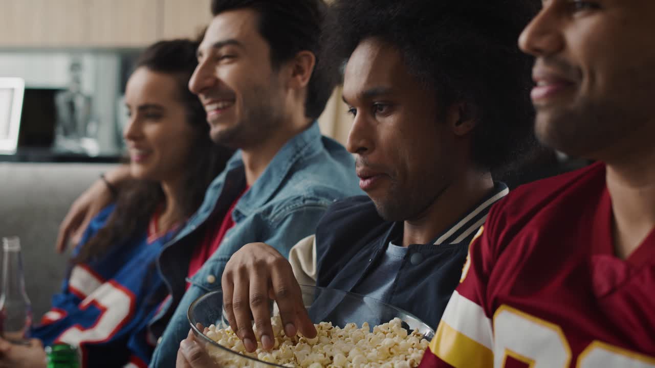 una joven empresaria africana usa una tableta digital en una toma de estudio