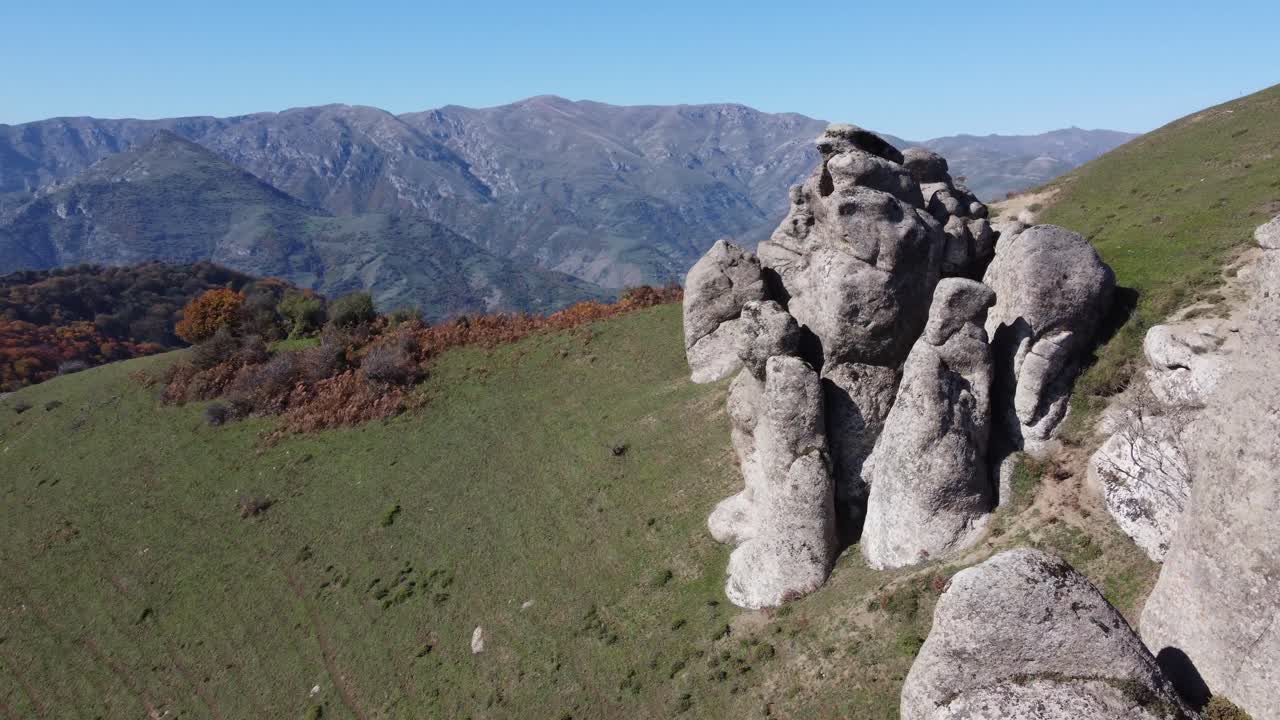 vuelo aéreo de montaña a lo largo de afloramientos de granito, follaje de color otoño