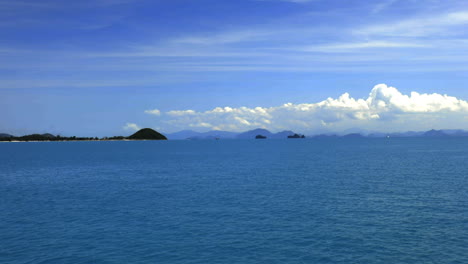 Blick-Auf-Das-Meer,-Die-Insel-Und-Den-Himmel-Vom-Meer-Aus