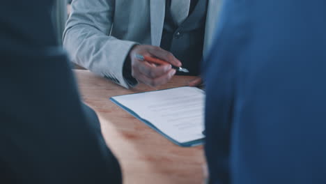 reunión de negocios y firma de contratos