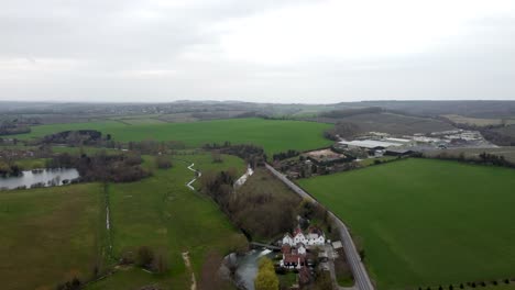 vista aérea de un río y casas en la naturaleza