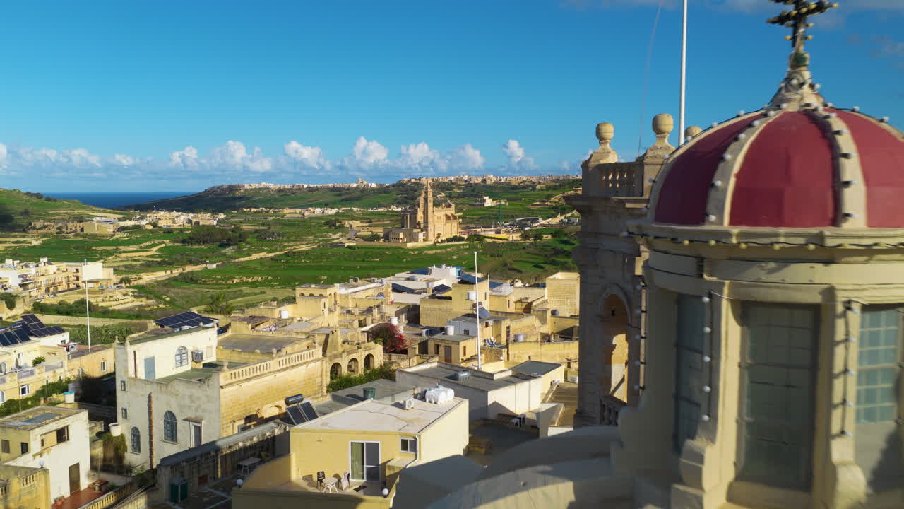 Basílica de Ta' Pinu com a Basílica de São Jorge em Victoria (Rabat), na Ilha de Gozo, em Malta. Plano aéreo de afastamento