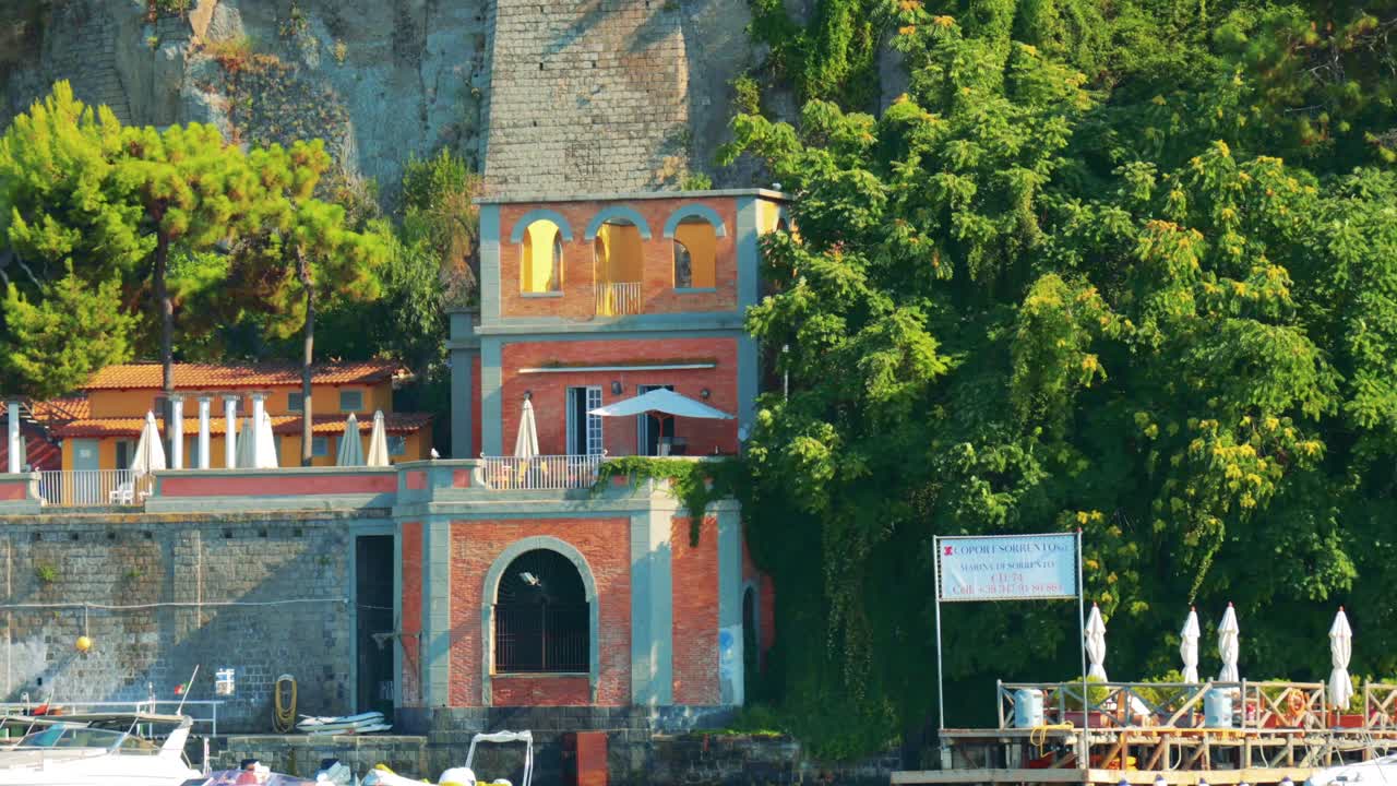 이탈리아의 소렌토에 있는 절벽의 건축물과 배