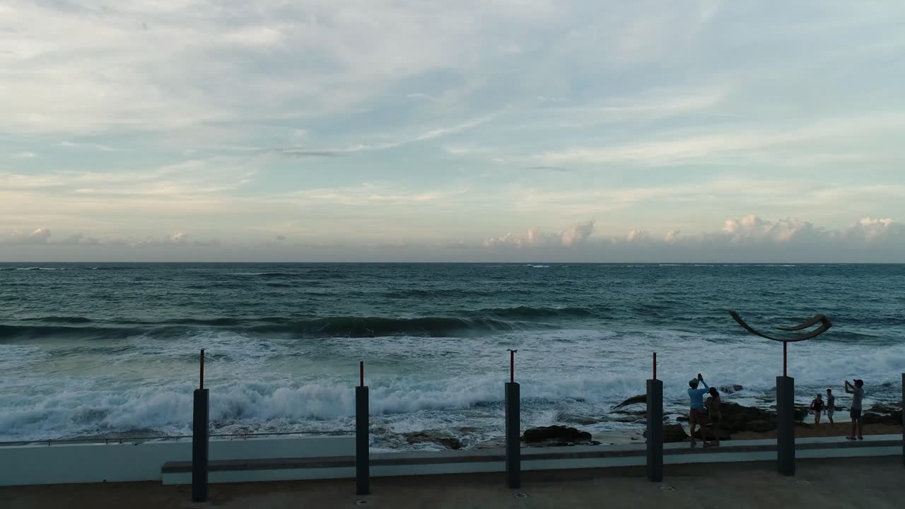 Menerbangkan drone di Condado saat matahari terbenam