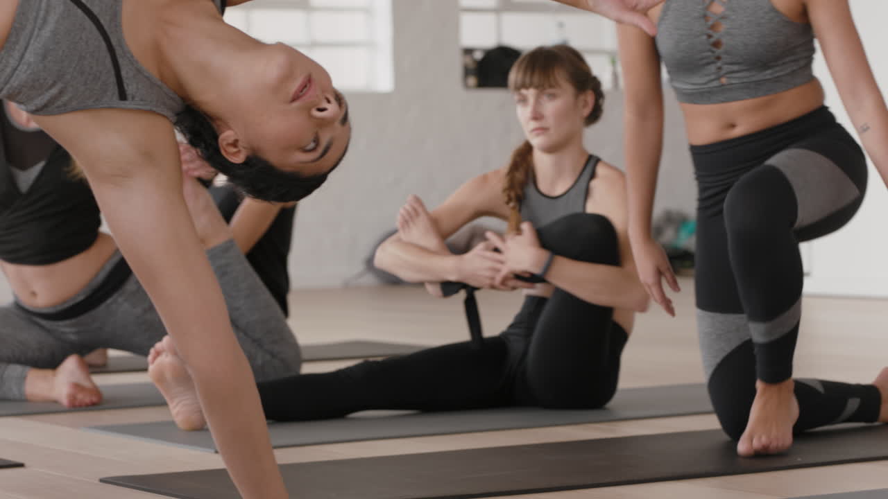 grupo de clase de yoga de mujeres sanas que se estiran preparándose para el entrenamiento matutino practicando posturas disfrutando de un entrenamiento de estilo de vida saludable en el gimnasio