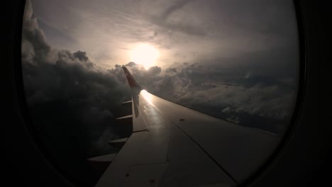 夕陽和美麗的雲端從飛機左翼的窗戶帶回旅行回憶