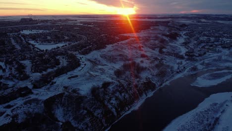 Tomas-Aéreas-De-Las-Casas-De-Calgary-Durante-Un-Hermoso-Amanecer-De-Invierno-Con-Nieve