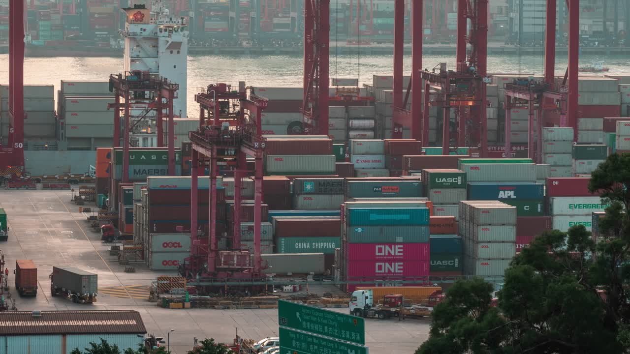 홍콩, 2019년 1월 9일 - 컨테이너와 크레인과 함께 산업용 선박 항구의 타임 스 (공중에서 볼 수 있는 홍콩 항구의 수입 및 수출 화물 항구의 물류)