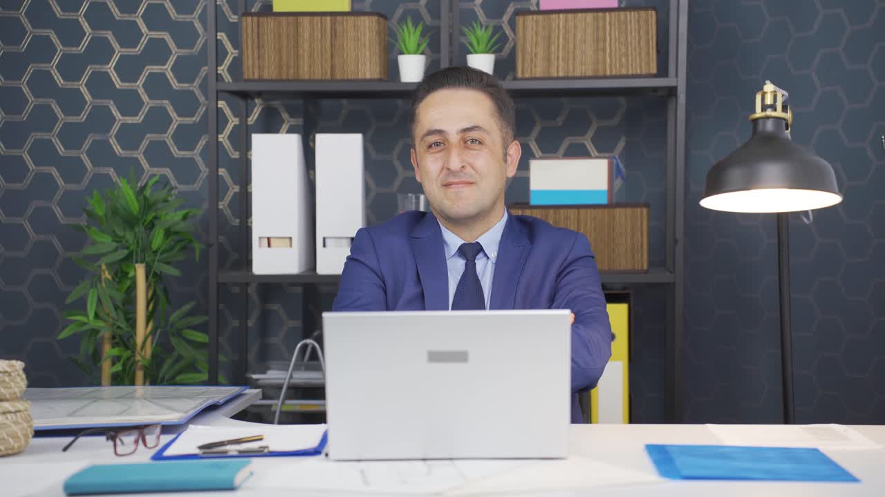 Imprenditore sicuro di sé che incrocia le braccia e guarda la telecamera