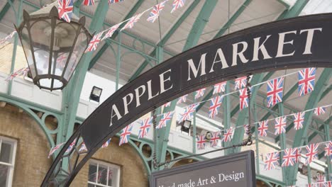 Nahaufnahme-Von-Union-Jack-Flaggen,-Die-Den-Covent-Garden-Market-In-London,-Großbritannien,-Schmücken-3