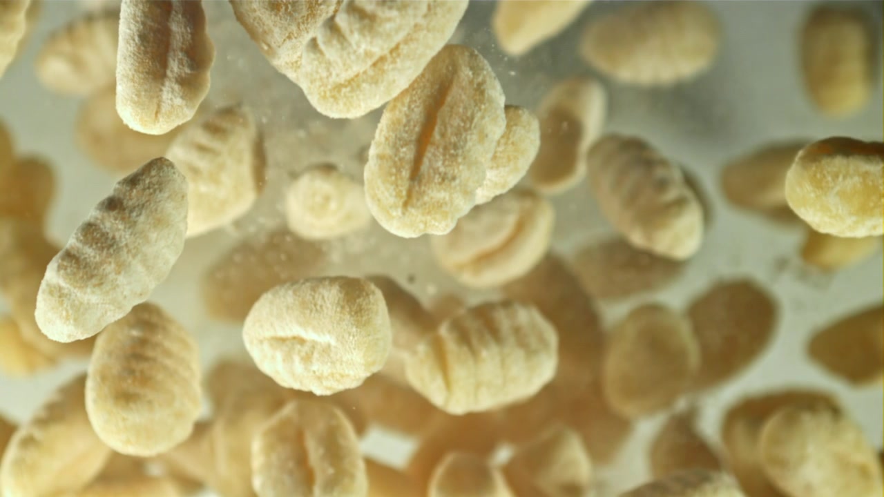 Gnocchi freschi che cadono al rallentatore