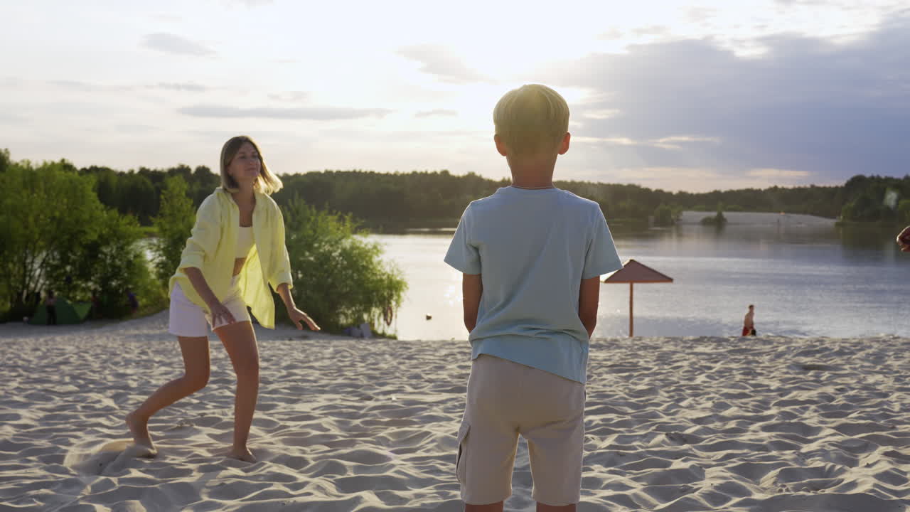 해변에서 노는 가족