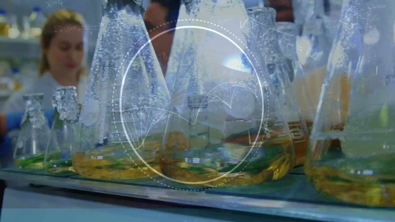 animación de la cadena de adn y ecuaciones matemáticas sobre vasos en el laboratorio